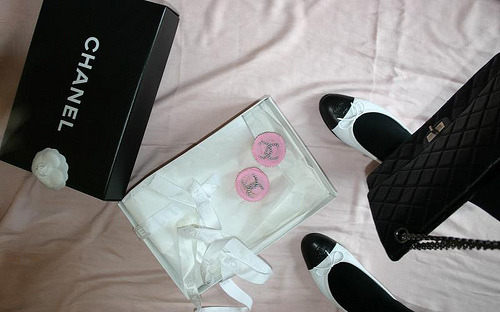 hollywoodoverdose:
chanel, cupcakes, shoes and handbags. what else do you need.xo